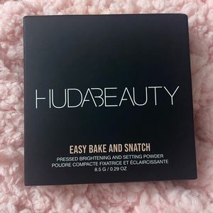 Huda Beauty Easy Bake and Snatch Pressed Brightening and Setting Powder -Cupcake
